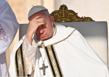 Benção a uniões LGBT divide Igreja Católica, e Vaticano tenta conter estrago: 'Breve oração de segundos'