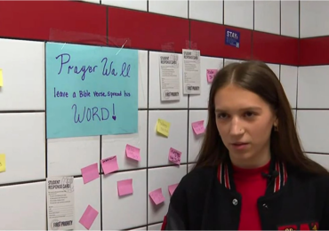 Menina combate crise emocional entre alunos criando mural de orações em escola