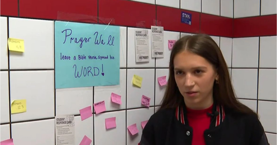 Menina combate crise emocional entre alunos criando mural de orações em escola