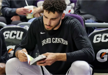 Jogador faz leitura da Bíblia antes dos jogos e testemunho chama atenção dos fãs
