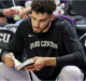 Jogador faz leitura da Bíblia antes dos jogos e testemunho chama atenção dos fãs