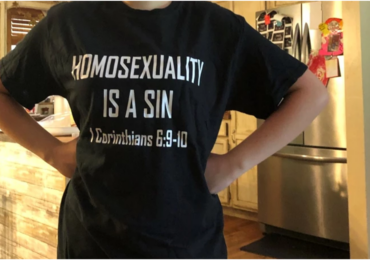 Aluna suspensa por exibir camisa 'homossexualidade é pecado' tem vitória judicial