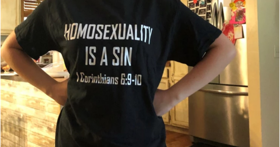 Aluna suspensa por exibir camisa 'homossexualidade é pecado' tem vitória judicial