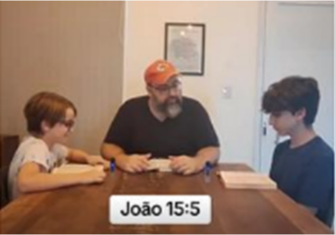 Vídeo: pastor emociona e viraliza ao compartilhar estudos bíblicos com os filhos