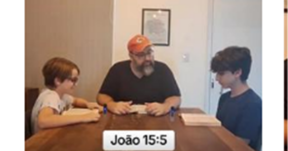 Vídeo: pastor emociona e viraliza ao compartilhar estudos bíblicos com os filhos