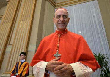 Cardeal que aconselhou papa sobre benção a LGBTs escreveu livro erótico sobre Jesus