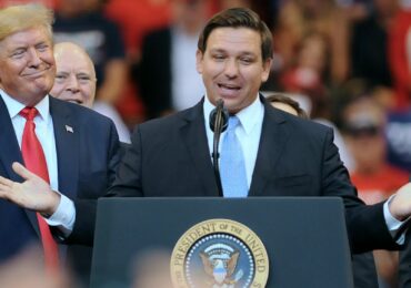 Após orações, governador da Flórida desiste da candidatura à presidência e apoia Trump