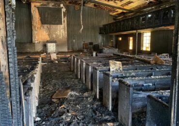 Incêndio destrói templo de igreja, mas pastor glorifica a Deus por não haver feridos