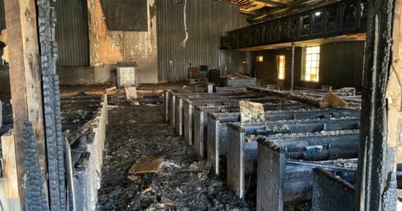Incêndio destrói templo de igreja, mas pastor glorifica a Deus por não haver feridos