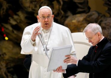 Papa romantiza o roubo ao afirmar que ação de ladrões é ‘advertência’ contra a avareza