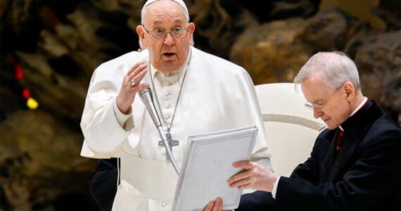 Papa romantiza o roubo ao afirmar que ação de ladrões é ‘advertência’ contra a avareza