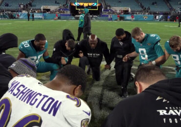 Capelão alcança atletas da NFL com oração e aconselhamento dentro e fora de campo