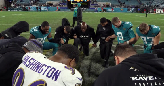 Capelão alcança atletas da NFL com oração e aconselhamento dentro e fora de campo