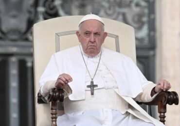 ‘Não toleram’: papa diz que rejeição à bênção LGBT vem de ‘grupos ideológicos’