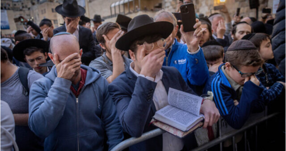 Judeus vão ao Muro das Lamentações para orações e jejum em favor dos reféns em Gaza