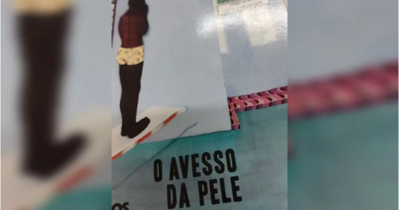 Diretora denuncia livro que descreve ato sexual para adolescentes do Ensino Médio