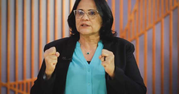 Pastora Damares Alves apresenta PL contra a zoofilia que 'também protege crianças'
