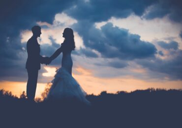 Casados são mais prósperos e felizes do que solteiros e divorciados, aponta pesquisa