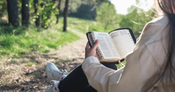Cresce número de jovens adultos que relata ter a vida impactada pela leitura bíblica