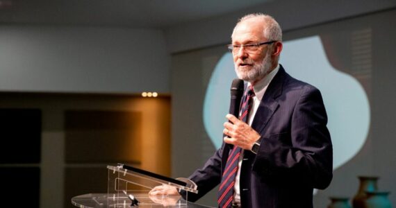 Pastor comunica o falecimento do professor e cientista Adauto Lourenço