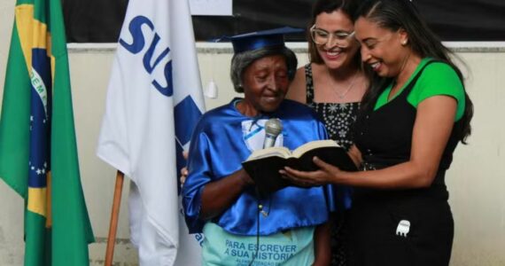 Aos 74 anos, idosa é alfabetizada e realiza sonho de ler a Bíblia: 'Uma porta se abriu na minha vida'