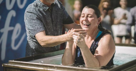 Maior denominação dos EUA registra aumento em batismos: 'Motivos para comemorar'