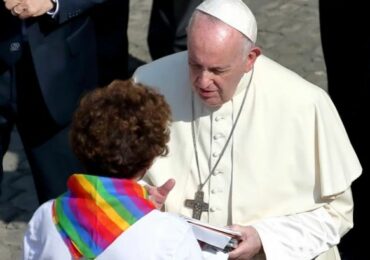 Papa usa palavra depreciativa para se opor à presença de gays em seminários