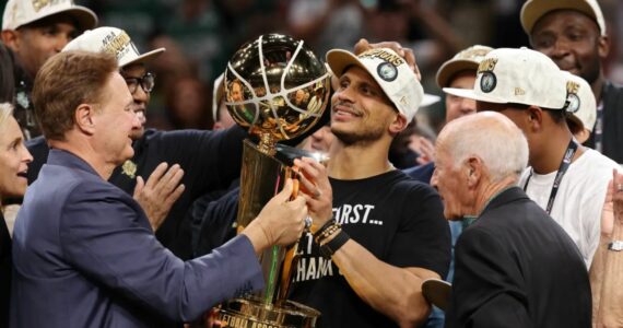 ‘Primeiro, deixe-me agradecer a Deus’, diz técnico do Boston Celtics ao vencer o título da NBA