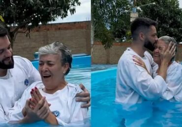 Após 8 anos de orações, mãe se rende a Jesus e filho a batiza nas águas: ‘Privilégio’
