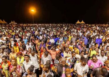 Milhares se convertem após evangelista orar contra tempestade local: 'A chuva parou'