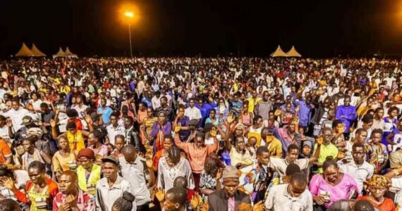 Milhares se convertem após evangelista orar contra tempestade local: 'A chuva parou'