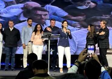 Bolsonaro, Michelle e Tarcísio participam de culto de ação de graças pelo mandato de Sonaira Fernandes