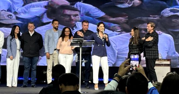 Bolsonaro, Michelle e Tarcísio participam de culto de ação de graças pelo mandato de Sonaira Fernandes