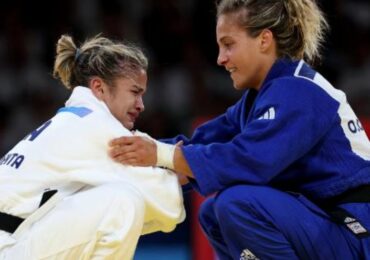 ‘Levanta e dá para Ele a glória’: judoca encoraja brasileira que a venceu e emociona o mundo