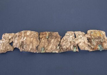 Arqueólogos encontram peça de 1.500 anos representando Moisés recebendo os Dez Mandamentos