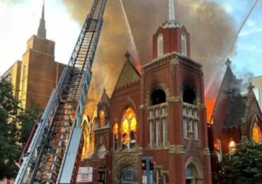 Incêndio destrói templo histórico de Igreja Batista; Pastor reage: ‘O povo de Deus persevera’