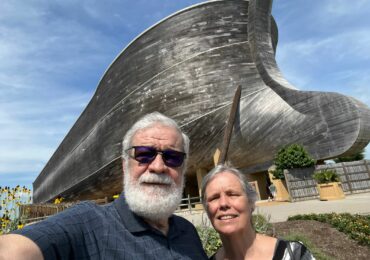 ‘Tio Nico’ na Arca de Noé: pastor visita parque e elogia réplica inspirada em Gênesis