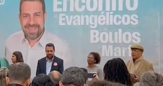 Boulos canta ‘Segura na Mão de Deus’ em culto; Evangélicos denunciam oportunismo