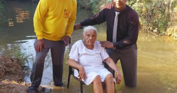 Idosa de 100 anos de idade é batizada nas águas: ‘Deus me deu essa oportunidade’