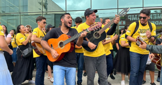 Evangelismo de rua: mais de 4 mil pessoas se rendem a Cristo em ação feita por igreja