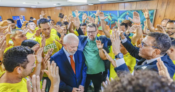 Projeto batista 'Cristolândia' vai ao Planalto e canta louvor em cerimônia com Lula