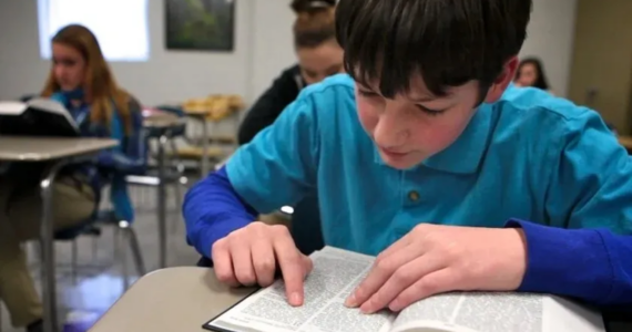 RN sanciona lei que autoriza a leitura da Bíblia como recurso pedagógico nas escolas