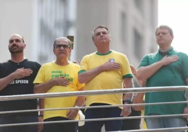 Bolsonaro e filhos exibem mansidão e longanimidade na resposta às críticas de Malafaia