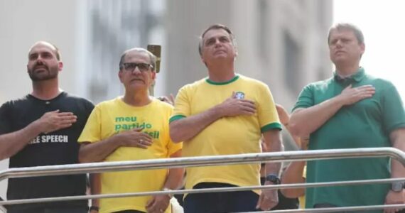 Bolsonaro e filhos exibem mansidão e longanimidade na resposta às críticas de Malafaia