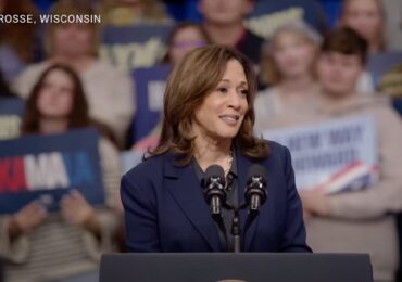 Sob aplausos, Kamala Harris expulsa homem que gritou ‘Jesus é o Senhor’ em comício