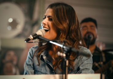 ‘Em Teus Braços Estou Seguro’: Rachel Novaes canta os Salmos em novo louvor ao vivo