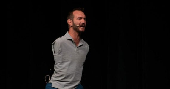 Nick Vujicic diz que igrejas estão virando clubes sociais: 'Precisamos nos arrepender'