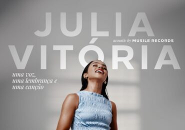 Julia Vitória lança álbum acústico com regravações de Gabriela Rocha e Aline Barros